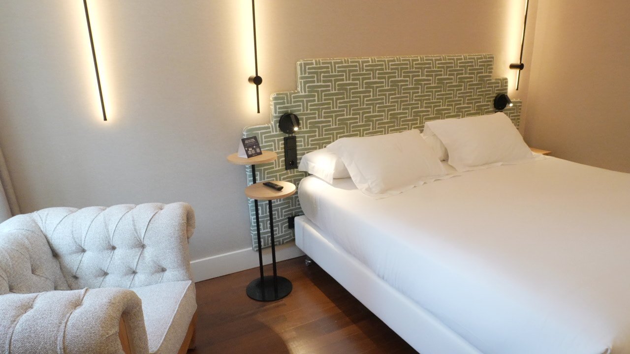 Habitación de hotel equipada por IE Contract — Casual Hoteles, One Shot Hotels, Hotel Icon Serrano