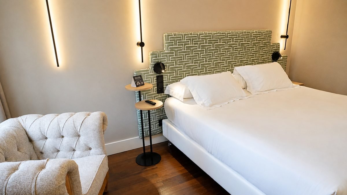 Cabecero tapizado a medida e iluminación en habitación Vincci — IE Contract