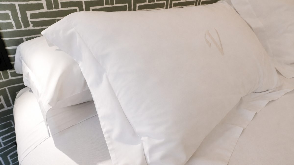 Ropa de cama y cabecero — habitación Vincci equipada por IE Contract
